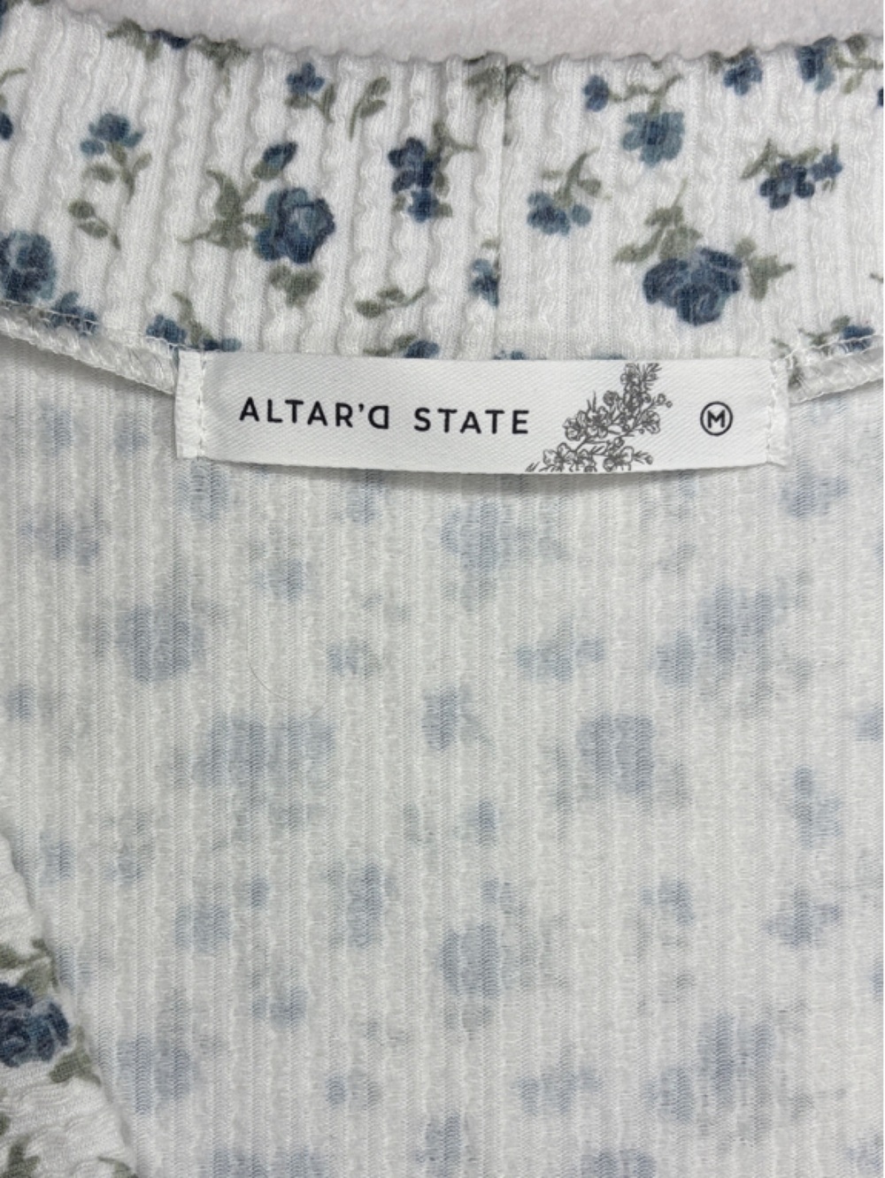 Altar'd State Ryleigh Cropped cardigan Button Front Blue Floral Woman’s Medium - Picture 3 of 7